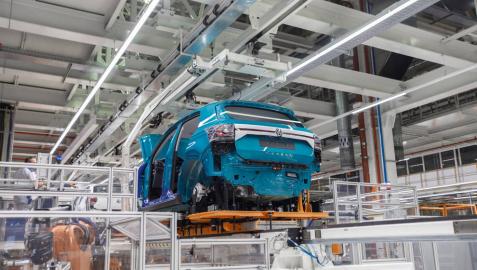 Un Volkswagen T-Cross en la línea de montaje de Volkswagen Navarra.