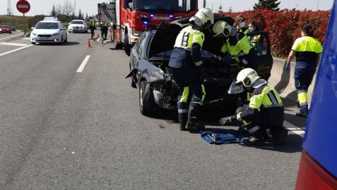 Herida en una colisión entre un coche y un camión en Tajonar