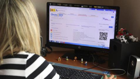 Una persona que realiza su declaración del IRPF 'on line'.