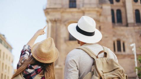 Imagen de dos turistas recorriendo una ciudad