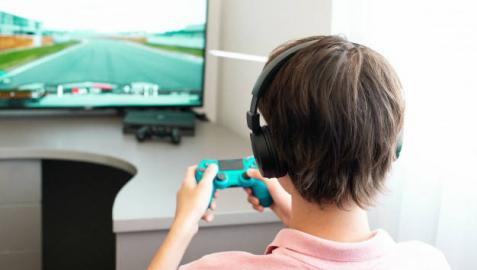 Imagen de un adolescente jugando a los videojuegos Imagen de un adolescente jugando a los videojuegos