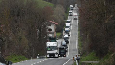 Navarra estudia prohibir en fin de semana el paso de camiones