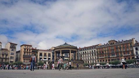 Viadantes cruzan poco antes del mediodía de ayer por la plaza del Castillo. Viadantes cruzan poco antes del mediodía de ayer por la plaza del Castillo.