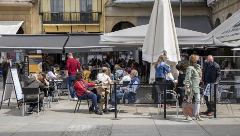 Las nuevas terrazas junto a la plaza de toros y las de la Plaza del Castillo se llenaron con motivo de la jornada festiva.