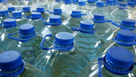 Más de 330 afectados de gastroenteritis tras beber agua embotellada en garrafas