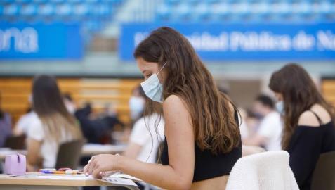 Una joven se dispone a comenzar un examen de Selectividad en las pruebas de la EvAU en la UPNA. La mascarilla, obligatoria desde los 6 años.