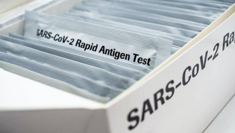Por qué además de vacunas urgen test rápidos de antígenos para detectar a los más contagiosos