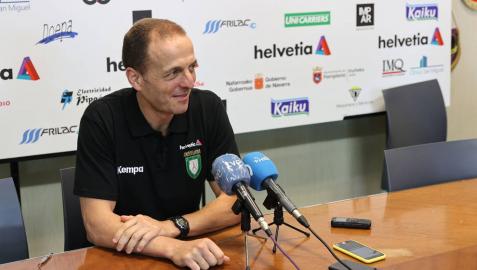 El técnico Quique Domínguez en la rueda de prensa de ayer celabrada en la SCDR Anaitasuna.