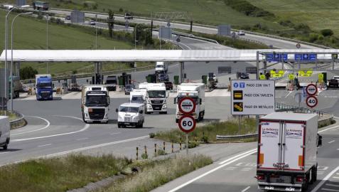 Vehículos atravesando el peaje de Zuasti de la Autopista de Navarra, en una imagen de archivo. Vehículos atravesando el peaje de Zuasti de la Autopista de Navarra, en una imagen de archivo.