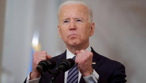 Biden ordena acelerar la vacunación para lograr la