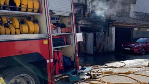 Arde un garaje con vehículos y aperos agrícolas en Abárzuza