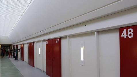 Uno de los pasillos de la cárcel de Pamplona, en una imagen de la visita guiada organizada en 2012 antes de su inauguración.