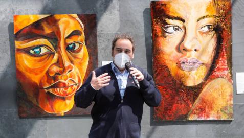 El Parlamento inaugura la exposición 'Los Nadies' del pintor Antonio Soto El Parlamento inaugura la exposición 'Los Nadies' del pintor Antonio Soto