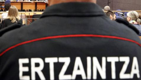 Un agente de la ertzaintza, en un juzgado.