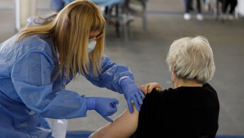 Una sanitaria inyecta una vacuna de AstraZeneca a una mujer