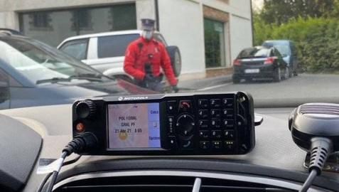 Un agente de la Policía Foral, visto desde el interior del coche de una patrulla.