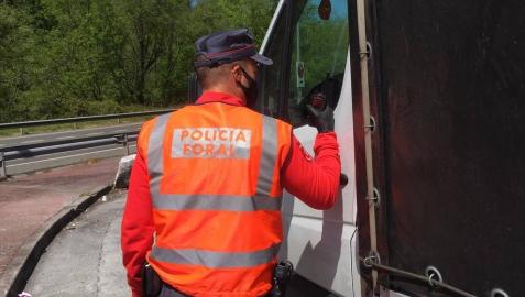 Detenido un camionero por conducir con auriculares y fumándose un porro Detenido un camionero por conducir con auriculares y fumándose un porro