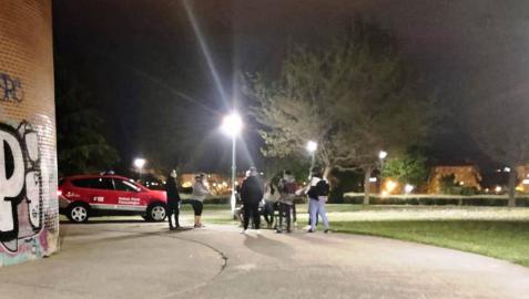 Denunciadas diez personas en Artica por una fiesta en la vía pública.