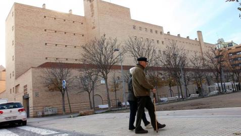 Dos personas mayores pasean por delante de la Residencia de Ancianos La MIsericordia de Tudela