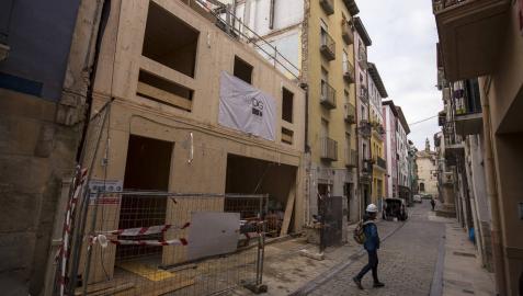 Obras para la construcción de viviendas en la calle Descalzos de Pamplona.