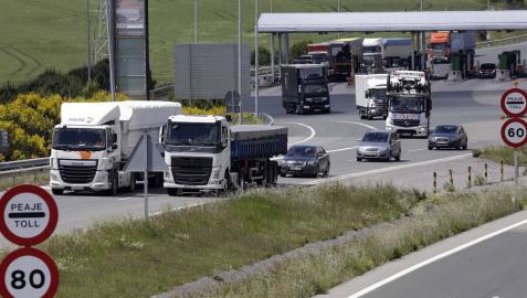 Camiones y coches atraviesan el peaje de Zuasti, en la AP-15.