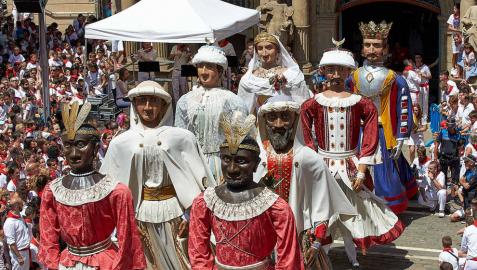 Fotos de la despedida de la Comparsa de Gigantes y Cabezudos en la plaza Consistorial en San Fermín 2019