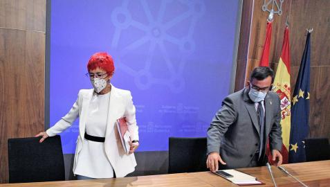 Javier Remírez, y la consejera de Salud, Santos Induráin, en la sala de prensa del Palacio de Navarra.