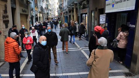 Ambiente de compras en las calles del casco viejo de Pamplona La pandemia del coronavirus no ha evitado que los navarros salgan a la calle a hacer sus compras en el puente foral.