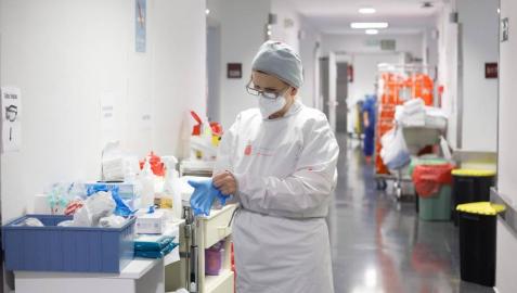 Un sanitario, en una zona con pacientes con coronavirus en el CHN.