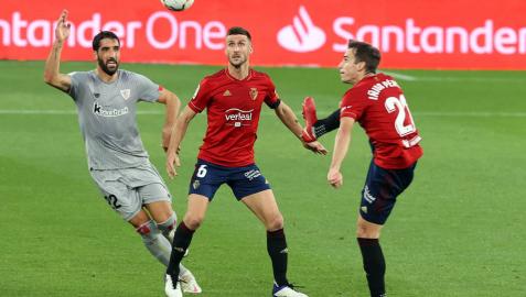 Iñigo Pérez, Oier Sanjurjo y Raúl García, en el Osasuna-Athletic del pasado 24 de octubre en El Sadar.