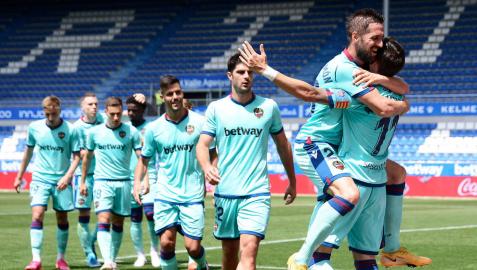 Joselu rescata un punto vital para los babazorros