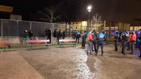 Noche de incidentes tras desbaratar un botellón en la Txantrea