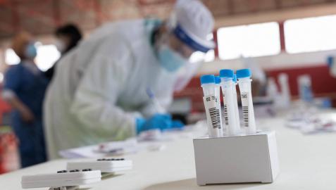 Sanitarios con contratos 'covid' de la Ribera piden seguir en sus puestos
