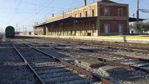 Dos detenidos y un investigado por hacer pintadas en varios vagones de tren en Castejón