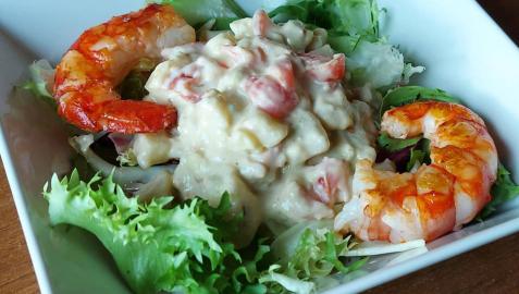 Ensalada verde con ensaladilla de gambones