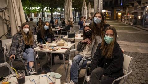 Poca gente en las terrazas de Pamplona a partir de las 23.00 horas de este martes, 11 de mayo, cuando el toque de queda ha sido levantado por el TSJN tras levantarse el estado de alarmaa