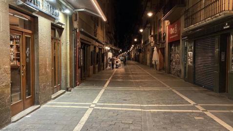 Poca gente en las terrazas de Pamplona a partir de las 23.00 horas de este martes, 11 de mayo, cuando el toque de queda ha sido levantado por el TSJN tras levantarse el estado de alarmaa