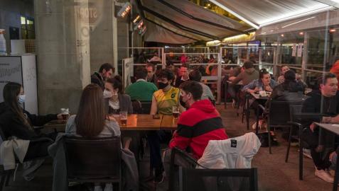 Poca gente en las terrazas de Pamplona a partir de las 23.00 horas de este martes, 11 de mayo, cuando el toque de queda ha sido levantado por el TSJN tras levantarse el estado de alarmaa