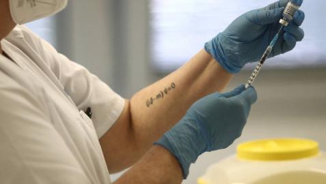 Una sanitaria sostiene una dosis de la vacuna de Pfizer contra el coronavirus antes de administrarla