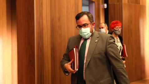 El vicepresidente Remírez, en los pasillos del Parlamento.