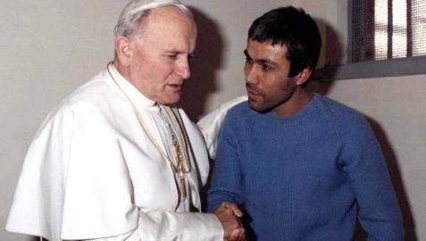 El papa Juan Pablo II visitó en la cárcel romana de Rebibbia al hombre que le quiso matar Alì Agca.