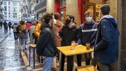 Fotos del primer 'juevintxo' sin restricciones horarias después de 14 meses La lluvia frena un 'juevintxo' de terrazas y con cierre a la 1.00 h en Pamplona