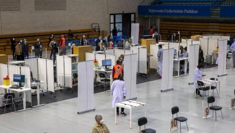 La presidenta del Gobierno de Navarra, María Chivite, ha visitado las instalaciones para la vacunación contra el coronavirus en la UPNA acompañada por la consejera de Salud, Santos Induráin, y el rector de la UPNA, Ramón Gonzalo.