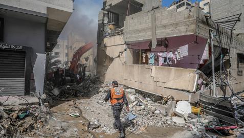 Búsqueda de supervivientes en un edificio destruido en Gaza.