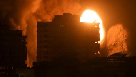 Una explosión en un edificio de la ciudad de Gaza tras un ataque israelí.