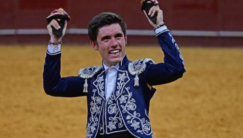 El rejoneador Guillermo Hermoso de Mendoza saluda con sus dos trofeos durante el cuarto festejo de la Feria de San Isidro.
