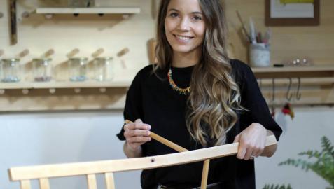 La baztanesa Irene Echeverría Cruchaga, de 29 años, trabajando en su taller de Pamplona.