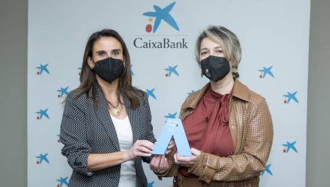 Momento de la entrega del premio que ha corrido Margarita Cervantes(a la dcha.), a cargo de la directora territorial Ebro de CaixaBank, Isabel Moreno (a la izq.)