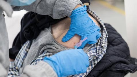 Una persona recibe la vacuna frente al coronavirus.