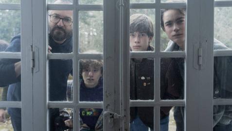 González Molina (izquierda) en rodaje con tres de los actores de la serie Paraíso: León Martínez, Pau Gimeno y Héctor Gozalbo.